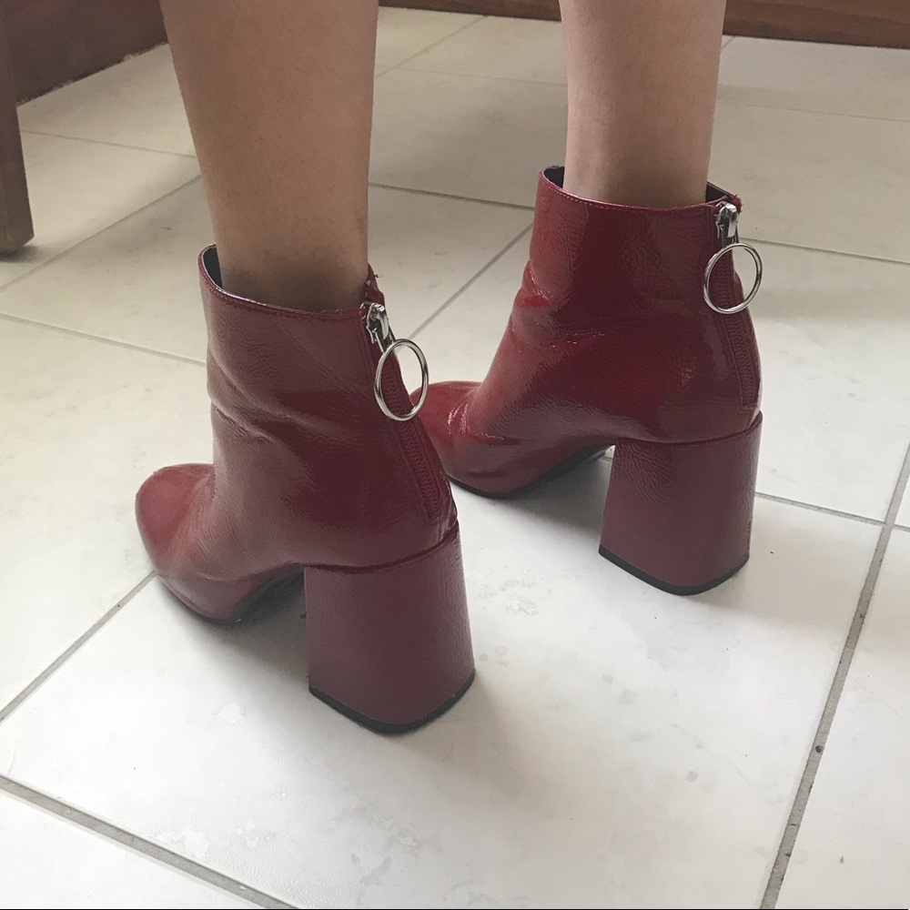 CHUNKY RED ANKLE BOOTY WITH O RING ZIP BACK